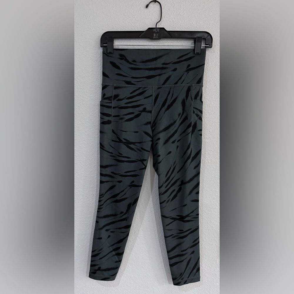 ATHLETA Women’s Cropped Leggings Pockets